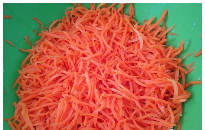 胡萝卜|胡萝卜创新吃法，不炒也不蒸，不放一滴油，配上油条超级好吃