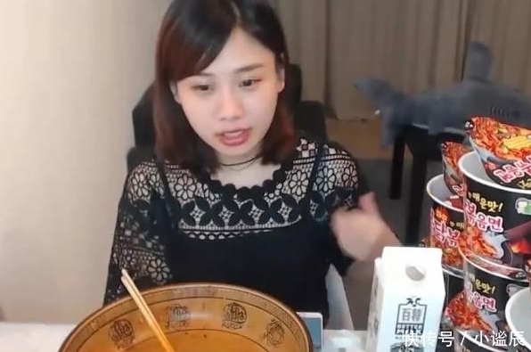 火鸡|大胃王密子君一口气吃10桶麻辣火鸡面是咋做到的桌上饮料是亮点