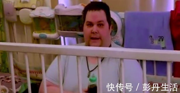 男孩|33岁“巨婴”男孩,每天吸奶嘴、睡婴儿床,自称是2岁婴儿