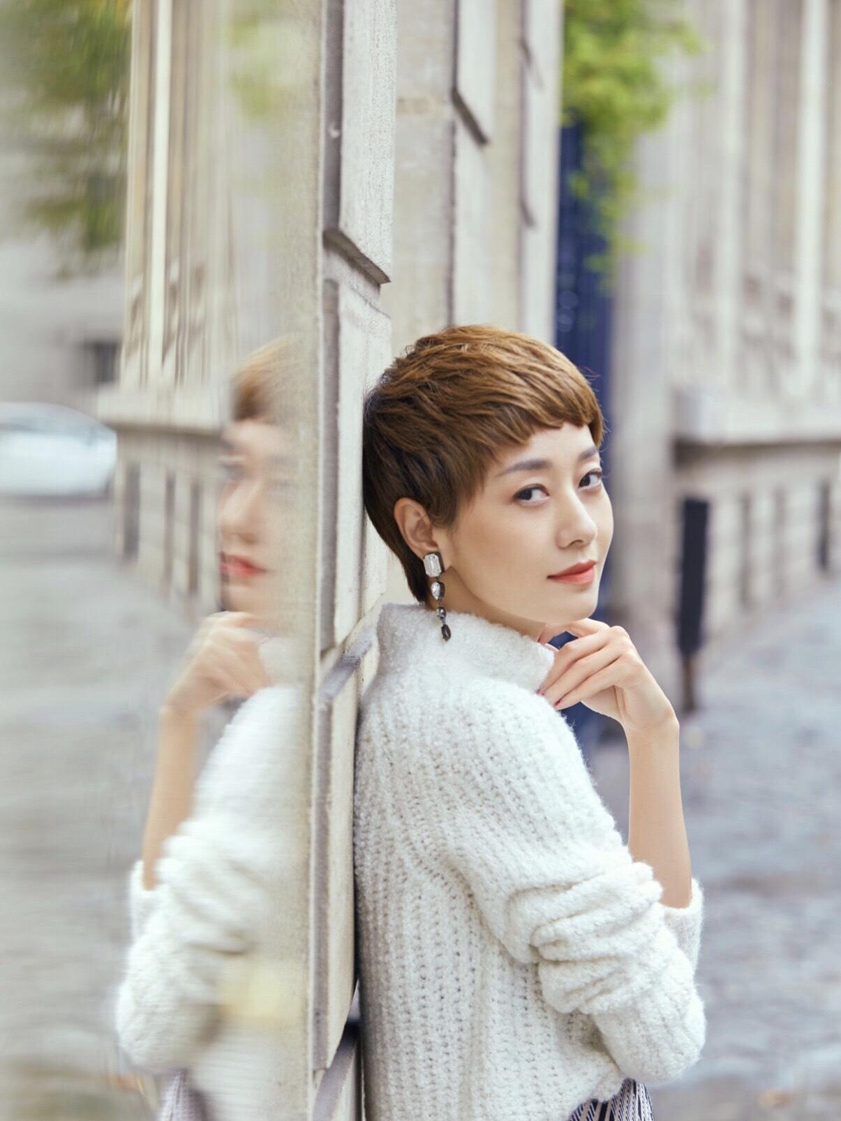 都说“马伊琍”很有气质,原来是很会穿,针织毛衣搭半身裙超时髦