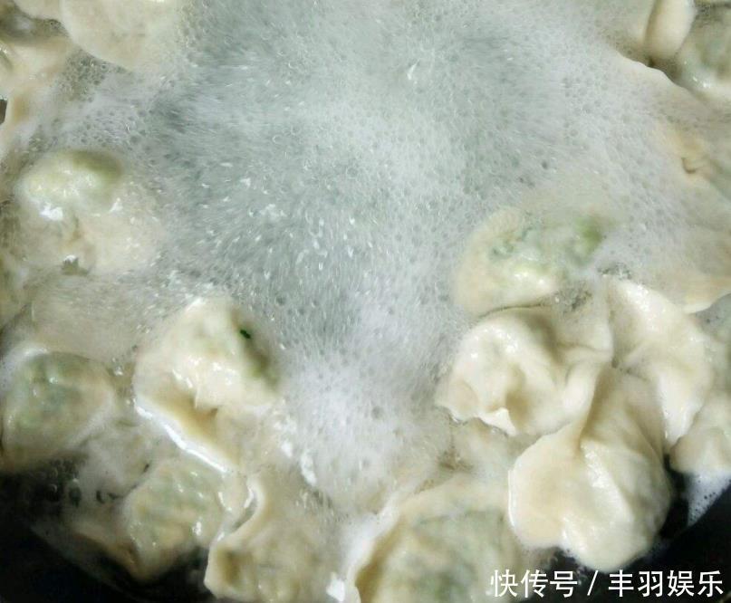 芹菜|这菜铁含量是西红柿的20倍,才1块钱,包成饺子比白菜萝卜馅都香