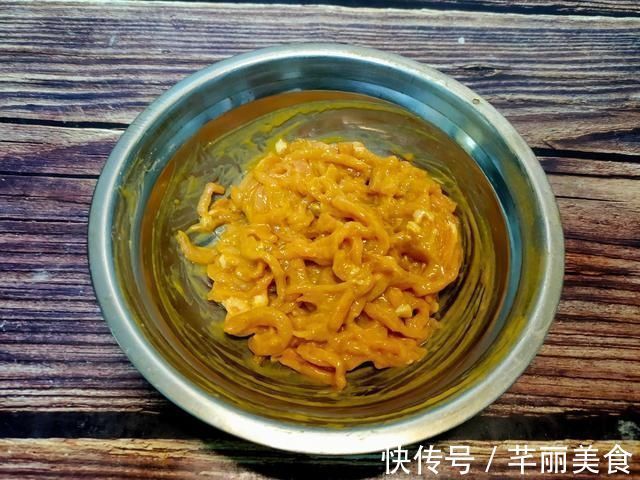 一日三餐|无论炒肉丝还是肉片，都不要直接下锅炒，学会饭店做法，又嫩又滑