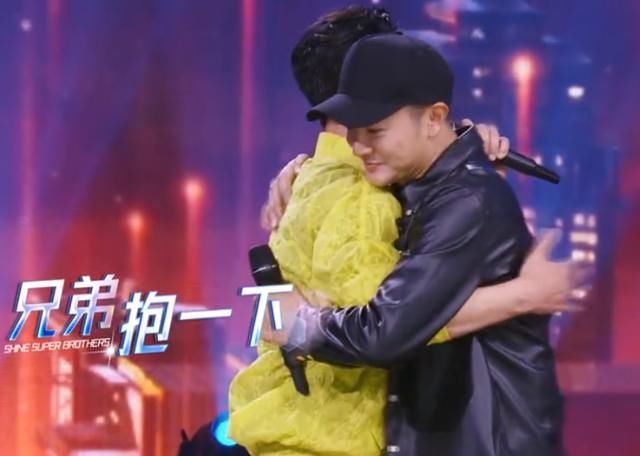 印小天和杜淳同台跳舞多尴尬,印小天想点评杜淳还得看金星的眼色