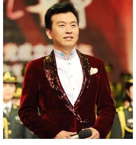 张泽群|曾6次主持央视春晚,3次向董卿求婚获董母大力支持,55岁终于当爹