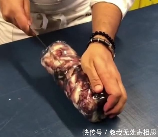 重达|小伙把重达3斤的章鱼塞进瓶子,煮了1小时,用刀一切,太意外!