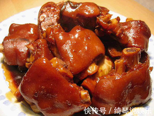 回娘家吃饭，妈妈拿出了拿手的猪蹄做法，老公非要妈妈教着做