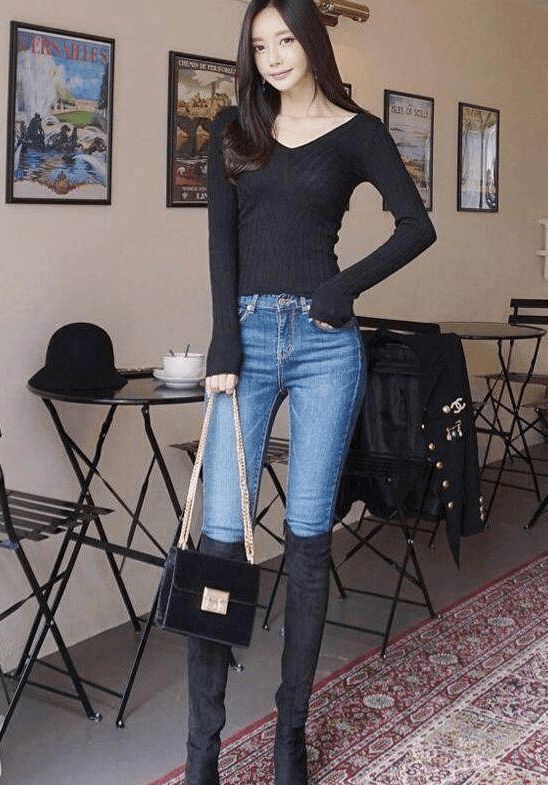 紧身牛仔裤|小姐姐身穿紧身牛仔裤,美女高贵优雅,女神风范十足!