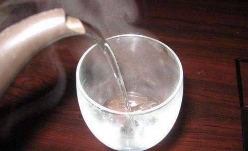 29岁女白领查出胃癌晚期,医生怒斥这样喝水,铁打的胃也扛不住