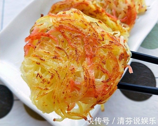 一个土豆就能做出3人的早餐，外酥内软不油腻，孩子吃了忘不了！