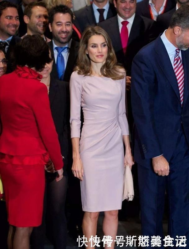 莱蒂齐亚|西班牙王后带火了“铅笔裙”,知性干练又优雅,特适合40岁女人