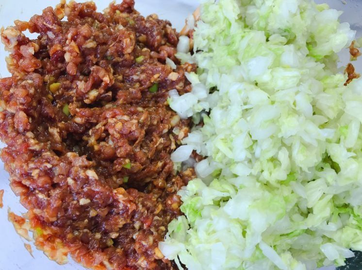 拌饺子馅，先调味还是后调味？做对了，饺子鲜嫩多汁，入味还不腥