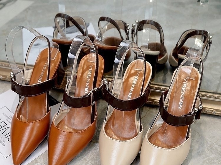 老婆 老婆真会穿逛街回来,被她脚上的凉鞋给惊艳到,迷人的认不出来