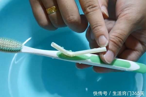 牙刷上粘一根吸管,解决了你出差旅行的一大烦恼!快告诉家里人!