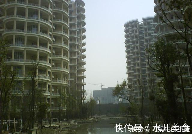 空中庭院|双阳台已经过时,现在流行这种弧形阳台,整栋楼每家都是空中庭院