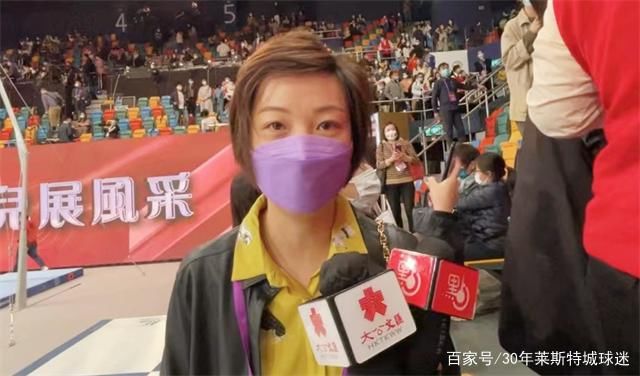 广告牌|张怡宁搂马龙许昕!见到国乒娘家人太开心，郭晶晶趴在广告牌拍照