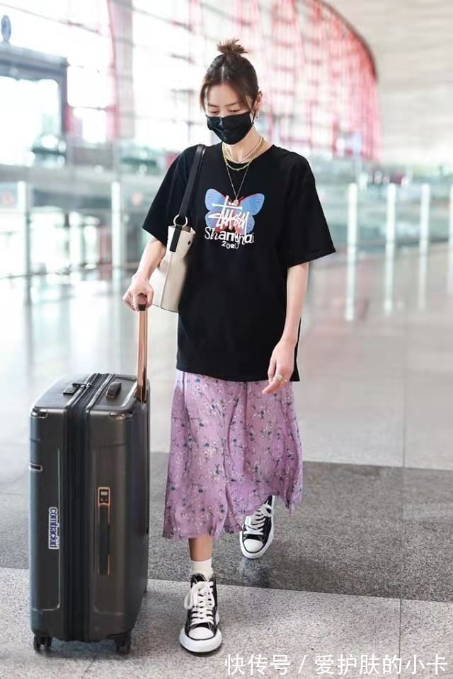 身材比例|超模也会乱穿衣,刘雯长T恤配碎花裙,178穿出55分,全靠气质取胜
