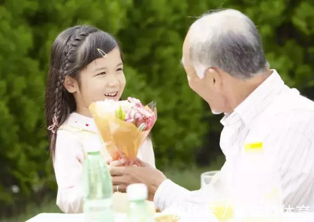 五官端正|“最宠孙女”帅爷爷火了,抱小孙女看楼盘办嫁妆,网友:想做奶奶