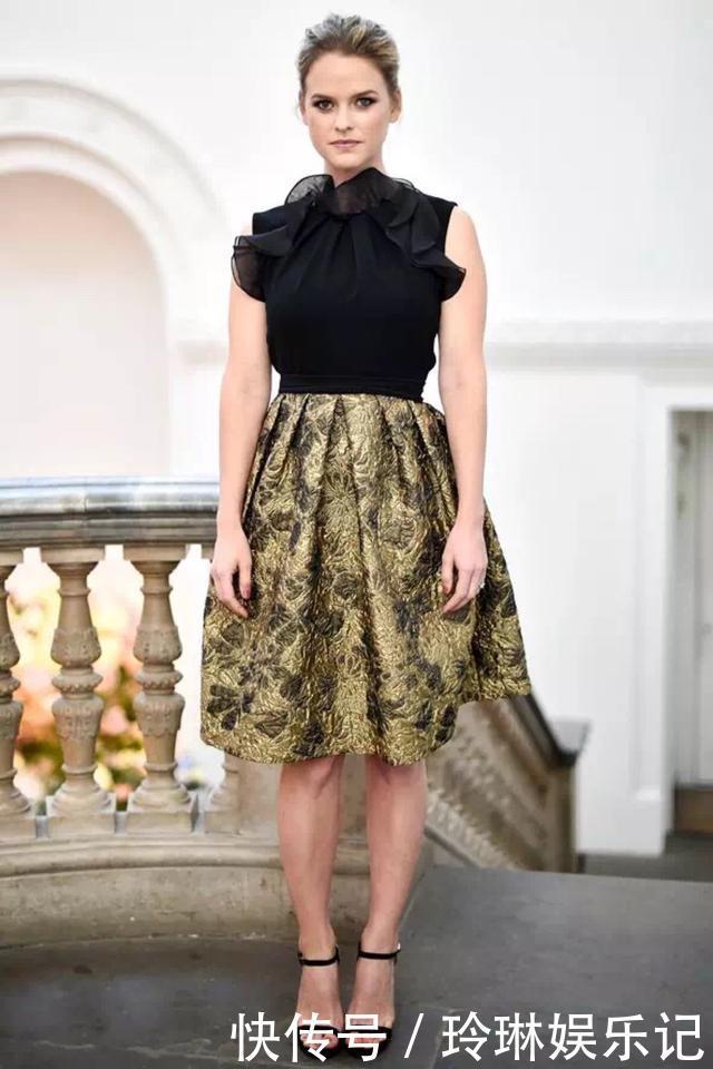 腿粗、胯宽的中年女性,快收下“半身裙显瘦”穿搭,照着穿准没错