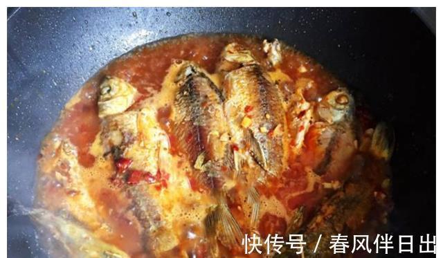 在家红烧杂鱼时，只要掌握这几个小技巧，一样能做出妈妈的味道！