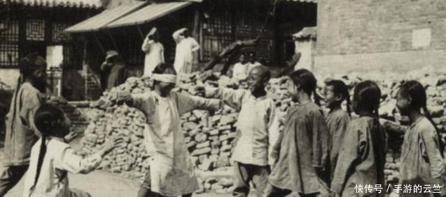 皇帝|晚清老照片新娘出嫁开面,最后一张皇帝乱成一片的龙榻!