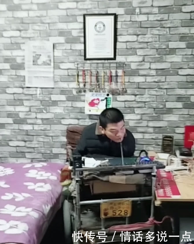 奇闻:脑瘫男孩的舌头给力,纸放在嘴里能变飞机,获得世界纪录