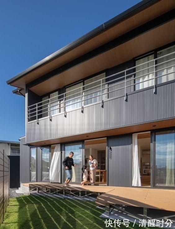 青石板|院子通铺水泥地过时了,甲板+草坪+沙地混铺,简单几种材料就很美