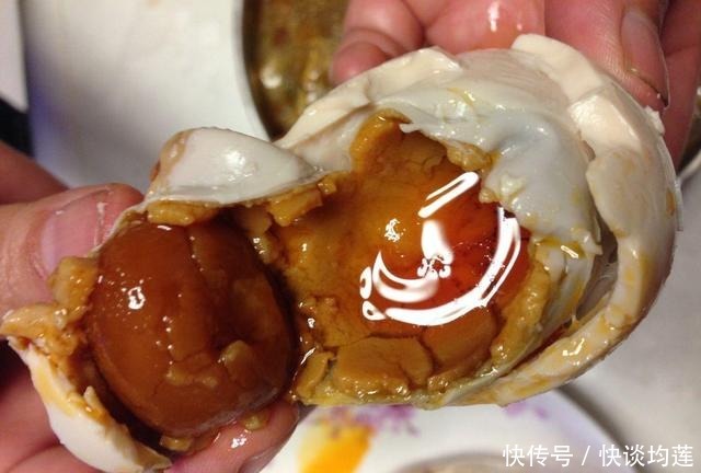 “人造鸭蛋”是怎么制造出来的,在市场上大量充斥,太可怕了!