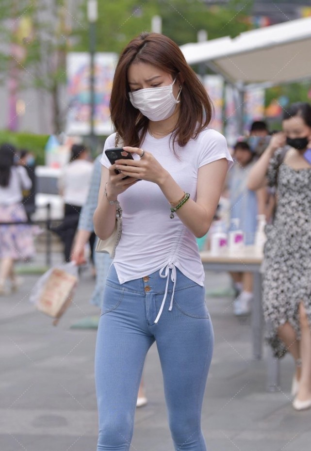 牛仔裤 紧身上衣搭牛仔裤,优雅曲线的展现让靓妹更有气质,满满的时尚感