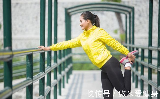 跑步|跑步训练前，做好这10个热身动作，激活全身肌肉让跑步更轻松