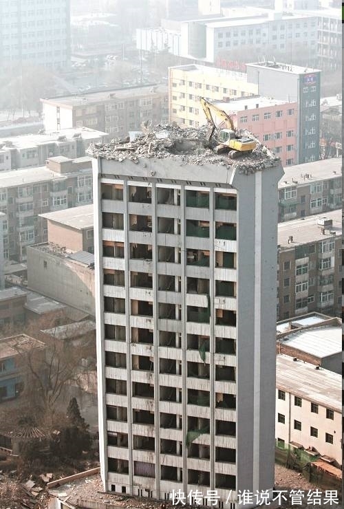 |搞笑图片幽默段子笑话:妹子,洪水来了还这么淡定,是见过大场面