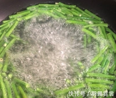 豆角|豆角焖面,面条直接下锅是错的,多做1步,根根干香入味,不粘连