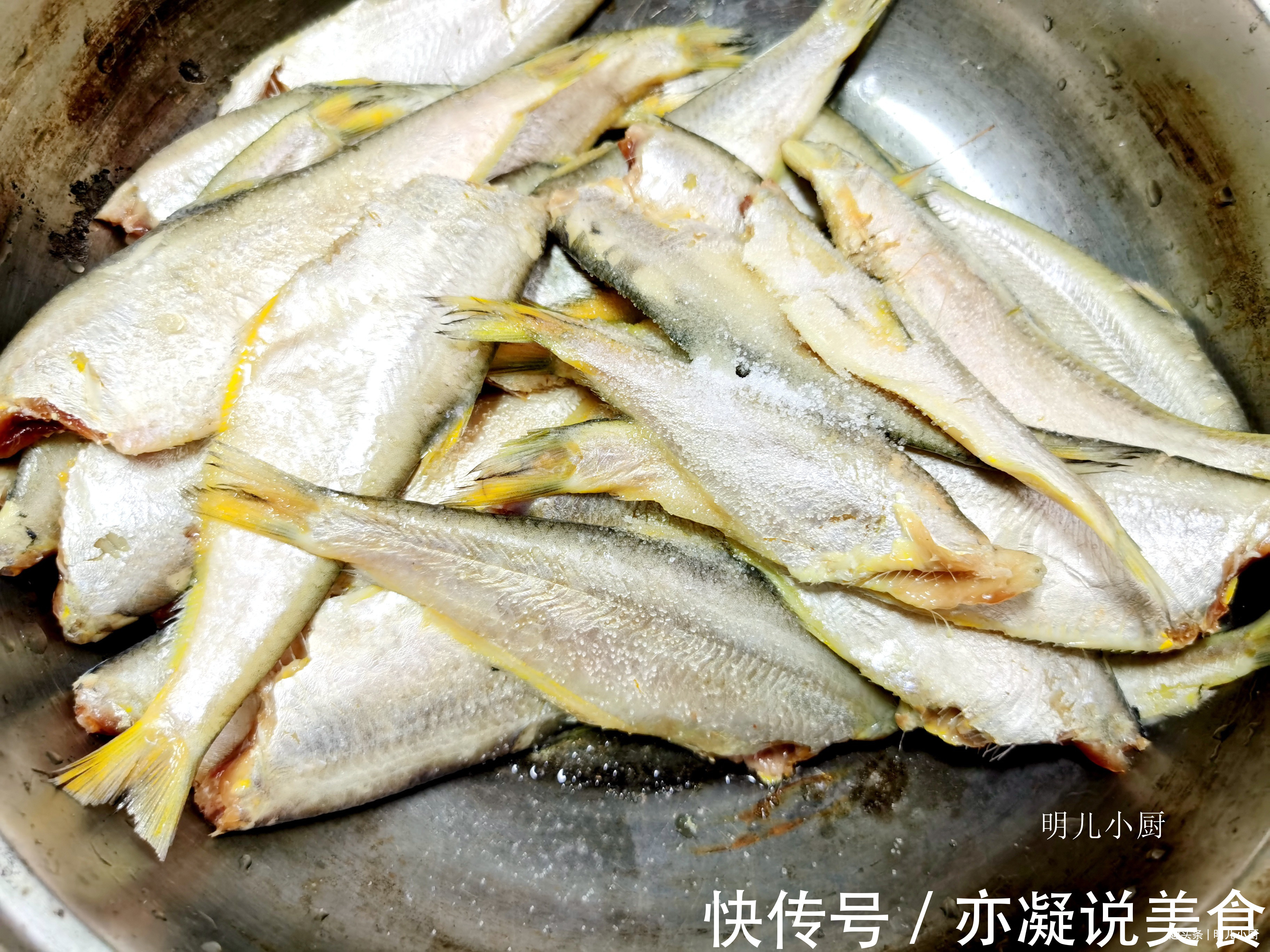 炸鱼时，千万别调水面糊，这样做外酥里嫩不腥气，比外面卖得好吃