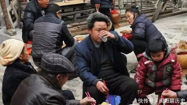 俗语“父子不同桌,叔侄不对饮”,酒桌文化有哪些讲究?