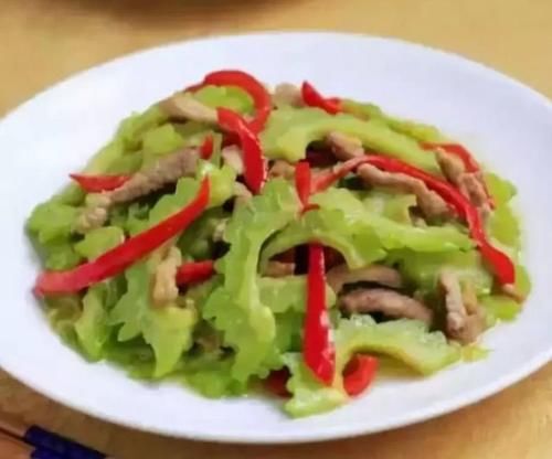 美食推荐：酸甜排骨，青椒烧茄子，素炒平菇，苦瓜炒肉的做法