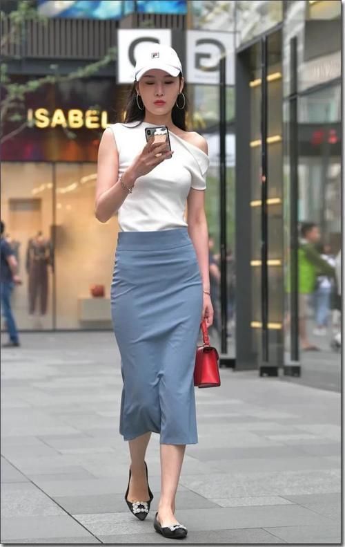 暗夜时尚|暗夜时尚:小姐姐淡蓝色裙子,走在街区太靓丽了