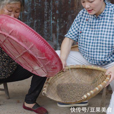 家常菜|传统苦荞麦粑粑，老一辈人的饱腹主食，蒸鸡吃是湖南地道家常菜