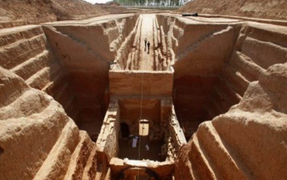  破坏|专家打开千年古墓，只挖出层层灰烬土地，四年后才找到几千珍宝