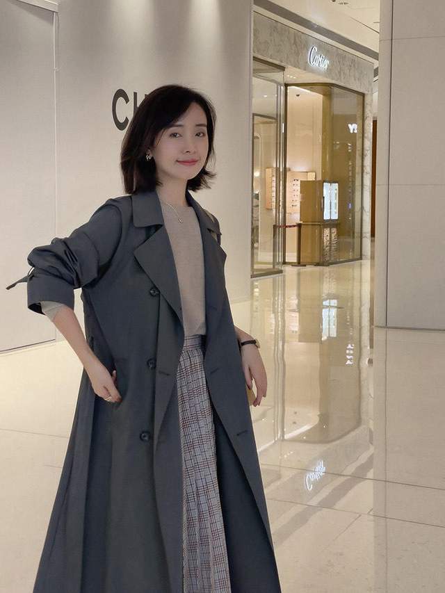 时尚博主|秋冬怎么穿才有气质?红色毛衣+黑色半身裙,知性又优雅