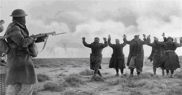 战俘营|二战中的奇葩国家,喜欢投降,还自建战俘营把自己关进去