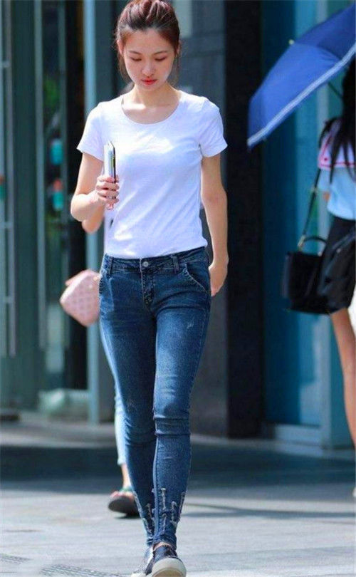 牛仔|街拍蓝色露脐装+白色牛仔短裤,小姐姐很美哦