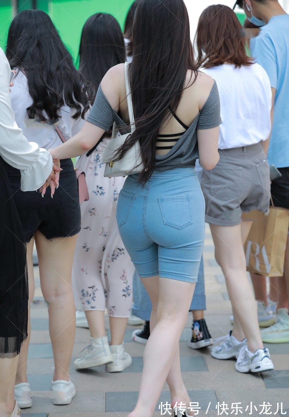 美女 舞蹈学院的大长腿美女实在是太漂亮,爸爸喜欢的类型,妈妈也说好