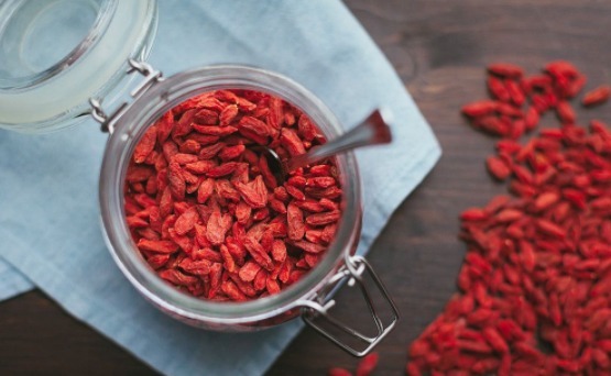 人参|睡前吃“枸杞”赛人参是真的吗很多人想错了，营养师告诉你真相