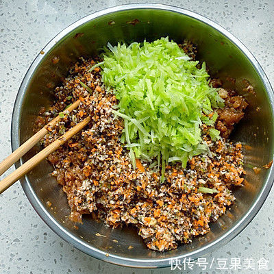 料足口感好,你一定喜欢的香菇木耳鲜肉包