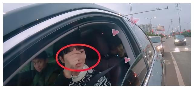王俊凯朝车外比心,对面人大有来头,连董子健表情都变得微妙起来