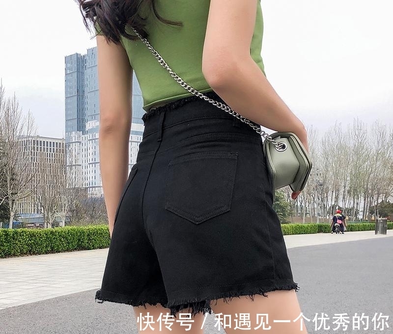 青春|老掉牙的打底裤就别穿了，学我媳妇这样穿牛仔短裤，青春又减龄