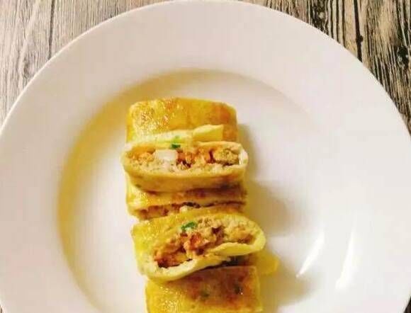 鸡蛋和豆腐是在鸡蛋卷做的,就连老厨师也点头称赞这道美食