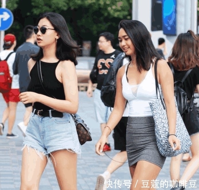 街拍 美女一袭长裙，展示高挑性感好身材，散发出青春活力气息