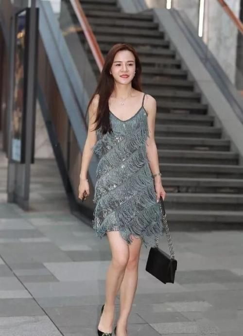 白裙|正在打电话的美女，搭配白裙外穿羊毛外套，给人种迷人优雅的气质