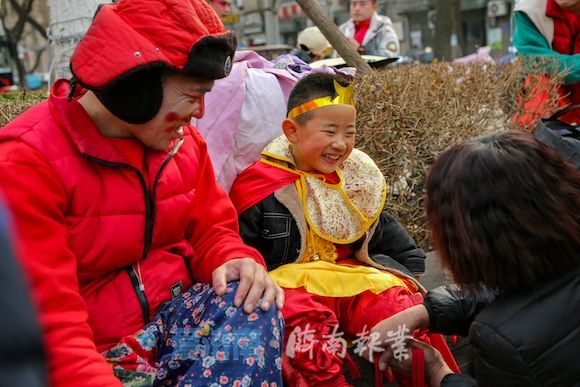 民间艺术|5岁济南萌娃踩高跷：看传统民间艺术在成长中传承