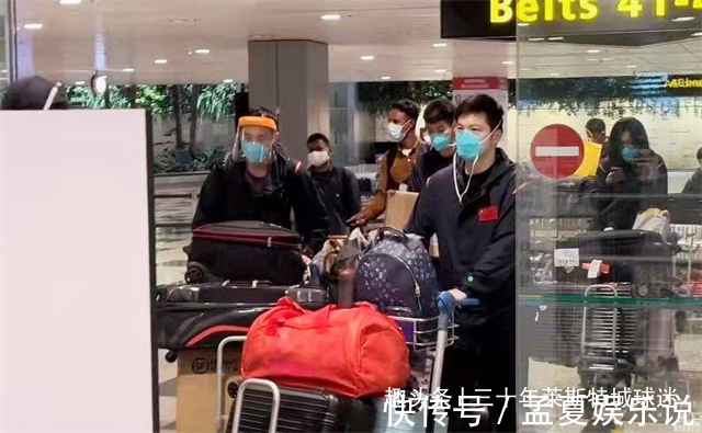 李隼|国乒队花人美心善!帮孙颖莎推箱任劳任怨,白发主帅太累走路不稳